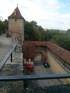 Blick auf ein Tor in Rothenburg